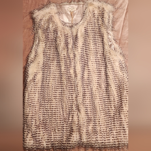 NWT- World Market Faux Fur Vest in Cream and Brown - Picture 3 of 7